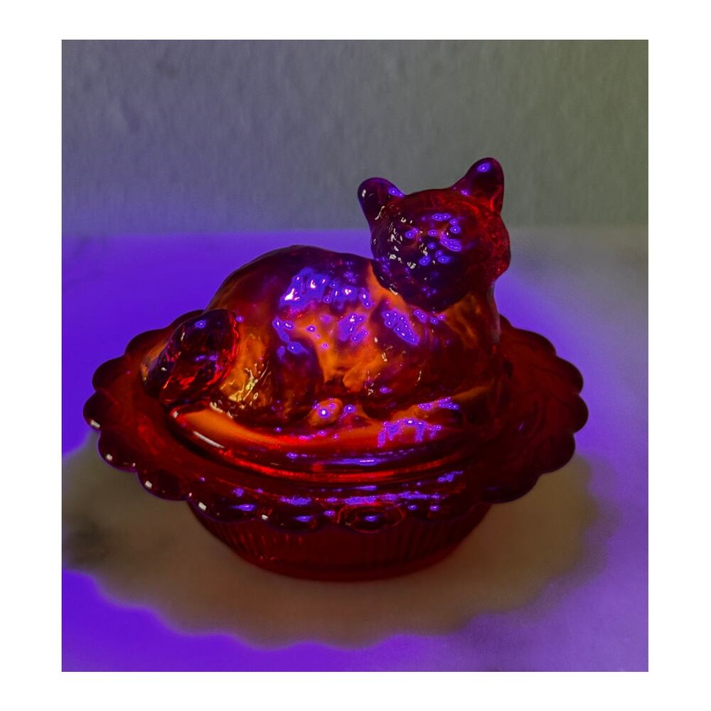 Mosser Glass Limited Edition Mini Cat on Nest - Picture 3 of 12